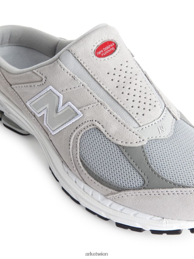 ARKET New Balance 2002r Pantoletten grau/maulwurf/weiß Frauen 8RF08T671 Schuhwerk