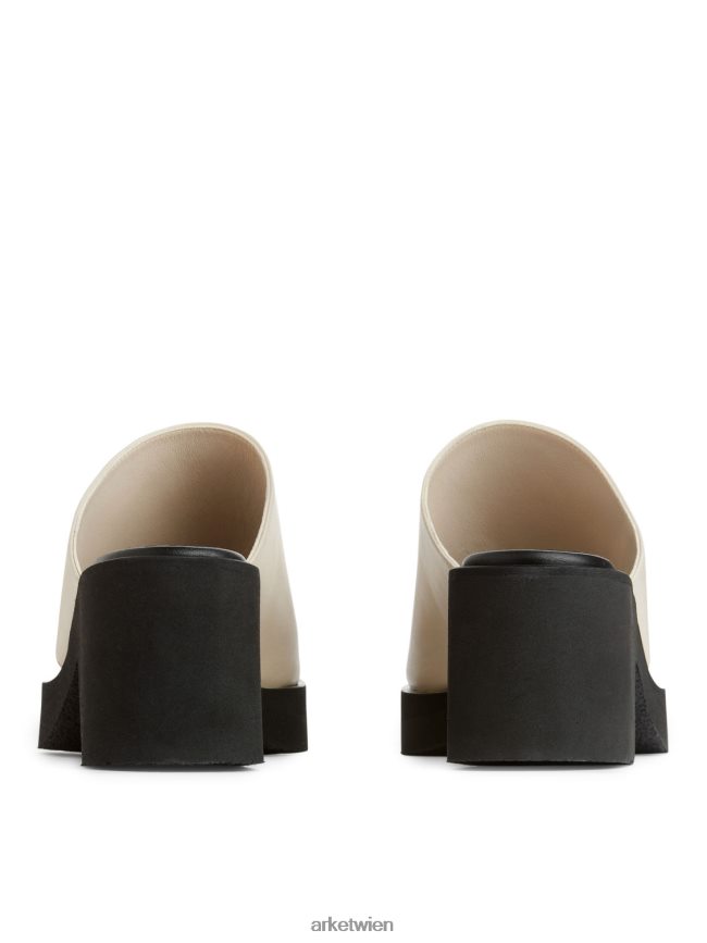 ARKET Klobige Slip-In-Sandalen aus Leder cremefarben/schwarz Frauen 8RF08T696 Schuhwerk