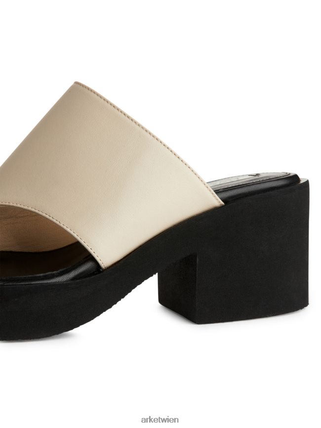 ARKET Klobige Slip-In-Sandalen aus Leder cremefarben/schwarz Frauen 8RF08T696 Schuhwerk