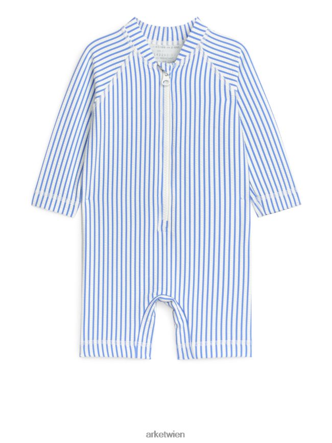 ARKET Langer UV-Schwimmoverall aus Seersucker blau/gestreift Kinder 8RF08T1752 Kleidung
