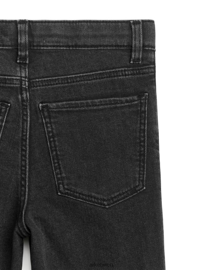 ARKET Ausgestellte Stretchjeans schwarz gewaschen Kinder 8RF08T1572 Kleidung