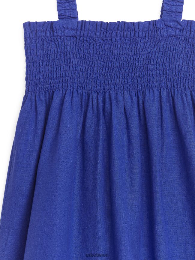 ARKET Gesmoktes Kleid aus Seersucker Blau Kinder 8RF08T1375 Kleidung