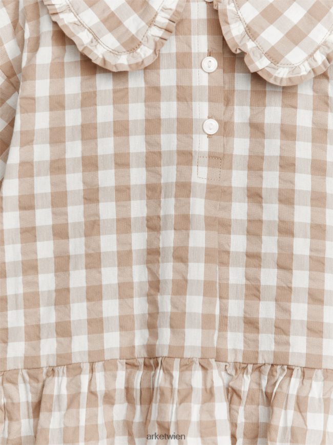 ARKET Kleid aus Seersucker mit Rüschenkragen beige/kariert Kinder 8RF08T1369 Kleidung