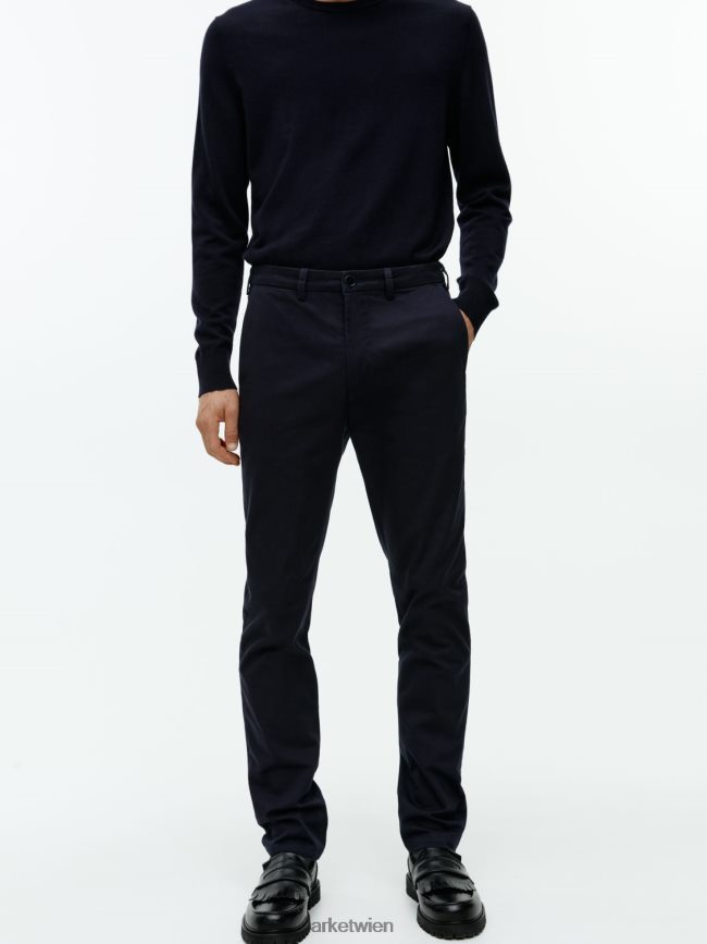 ARKET schmale Chinohose aus Baumwolle Dunkelblau Männer 8RF08T1069 Kleidung