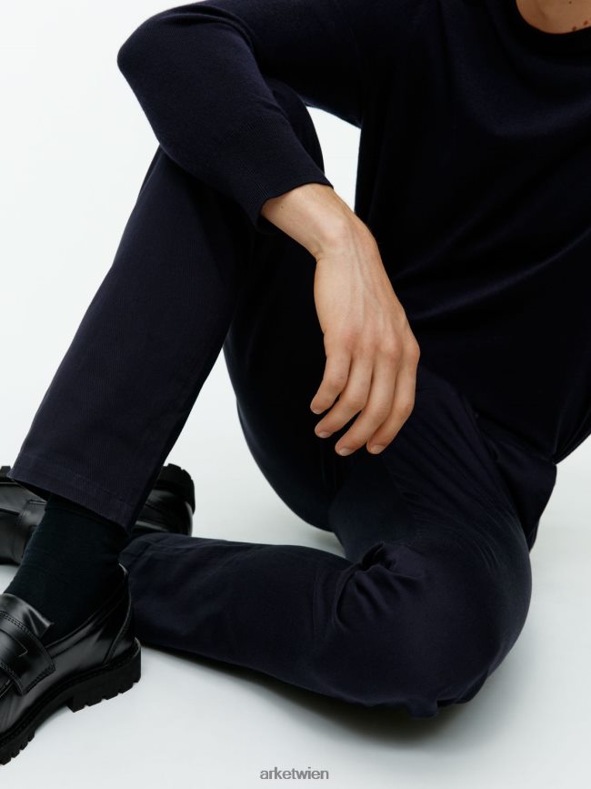 ARKET schmale Chinohose aus Baumwolle Dunkelblau Männer 8RF08T1069 Kleidung