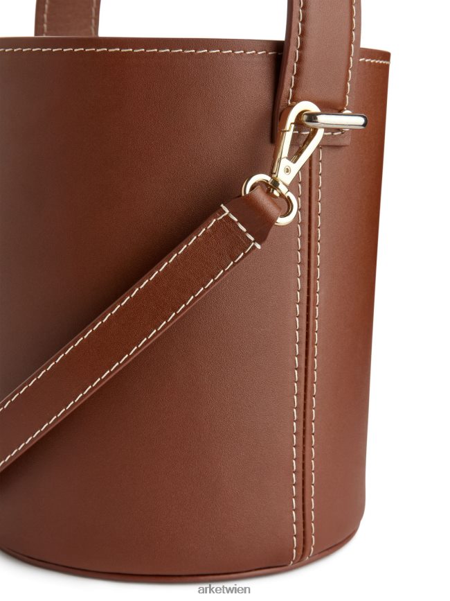 ARKET kleine Beuteltasche aus Leder braun unisex 8RF08T768 Taschen