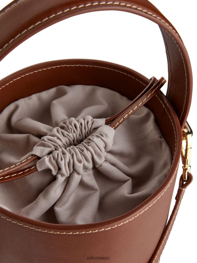 ARKET kleine Beuteltasche aus Leder braun unisex 8RF08T768 Taschen